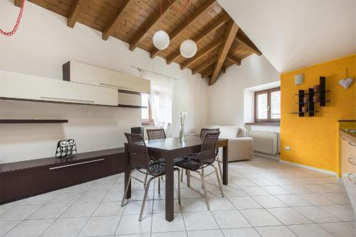 Zdjęcie z galerii obiektu Casa Lidia, la mansarda sul fiume w Arco