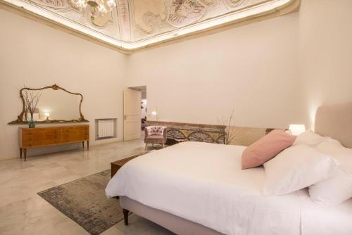 Säng eller sängar i ett rum på Casa degli Affreschi a Palazzo Lungarini