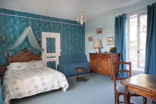 布里亞爾的住宿－Appartements détente & nature - Domaine de La Thiau，一间卧室配有一张床、一把椅子和一张桌子