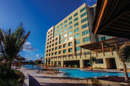 um hotel com piscina em frente a um edifício em Gran Mareiro Hotel em Fortaleza