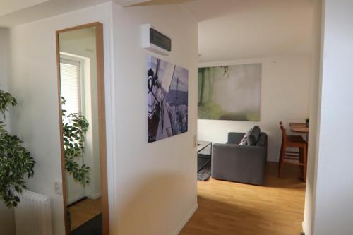 un corridoio che conduce a un soggiorno con specchio di Studio Apartment a Karlshamn