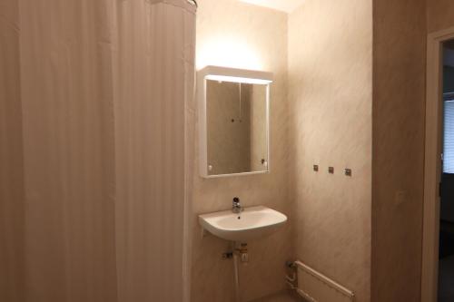 bagno con lavandino e specchio di Studio Apartment a Karlshamn