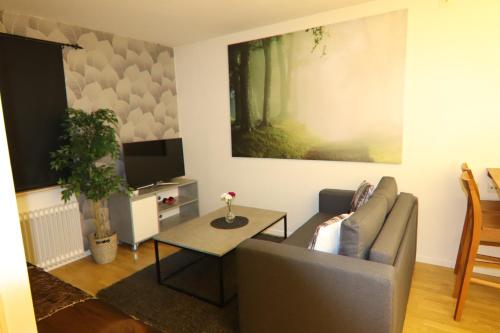 un soggiorno con divano e tavolo di Studio Apartment a Karlshamn