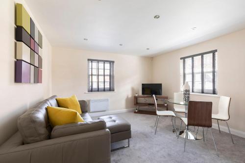 
A seating area at Ground Floor 2 Bedroom Town Centre Apartment
