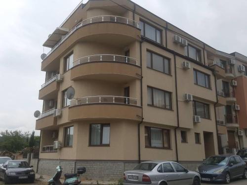 索佐波尔Apartment 7 and Studio 2 Quietly and peaceful place to relax的一座大楼，前面停满了汽车