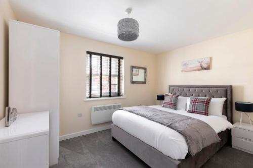 
A bed or beds in a room at Ground Floor 2 Bedroom Town Centre Apartment
