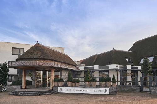 a building with a gazebo in front of it at Hotel Heer Hugo in Heerhugowaard