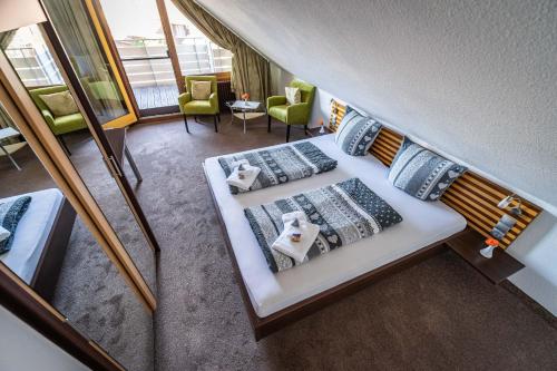 an overhead view of two beds in a room at Gasthaus zur Alten Post in Hemmenhofen