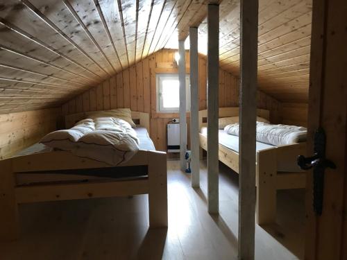 เตียงสองชั้นในห้องที่ Ferienhaus Höhenblick in Winterberg-Langewiese