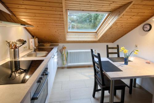 una pequeña cocina con mesa y fregadero en Haus Brengartner, en Münstertal