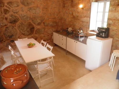 A cozinha ou cozinha compacta de Traditional Stone House