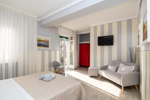 1 dormitorio con cama, sofá y TV en B&B Accademia en Verona