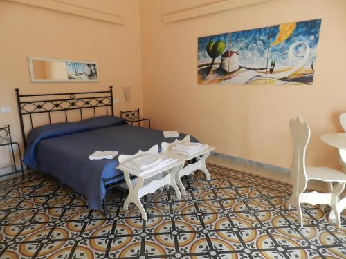 ヴィエトリにあるvilla verde sul mareのベッドルーム1室(ベッド1台、テーブル、椅子付)
