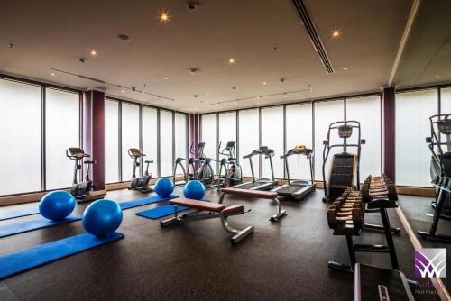 Fitness centrum a/nebo fitness zařízení v ubytování Normas Hotel