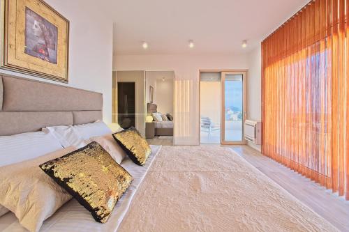 Tempat tidur dalam kamar di Villa Ulika Makarska