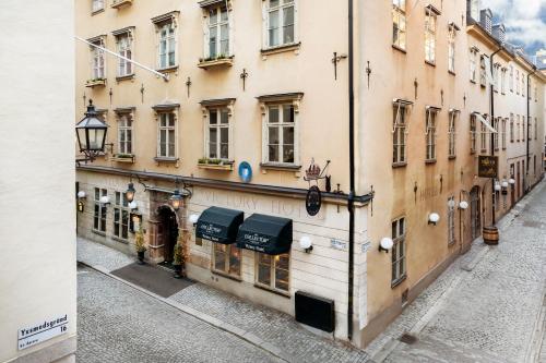 a street scene with a couple of buildings at Victory Hotel in Stockholm