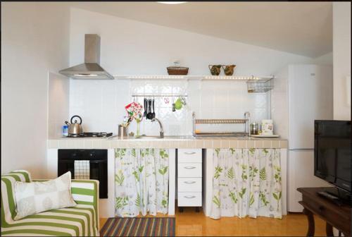 Dapur atau dapur kecil di Verde Blu Lakefront Boutique Holiday Apartments Trevignano Romano