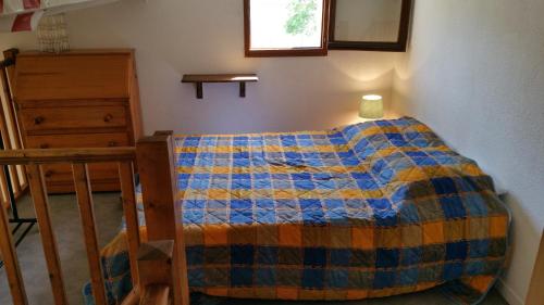 ヴィルヌーヴ・ルベにあるRésidence Cap Azur Maison N° 63のベッドルーム(キルト付きのベッド付)