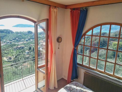 レーリチにあるAi Canarbin - colline di Lericiの山の景色を望む窓付きのベッドルーム1室