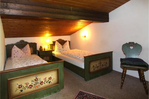 Ένα ή περισσότερα κρεβάτια σε δωμάτιο στο Ferienwohnungen Oberau