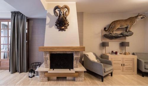 莫羅埃尼的住宿－Chalet Alpina，客厅的墙上装饰着狮子雕像