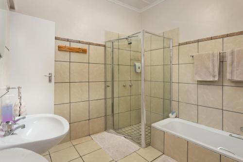 Bilik mandi di La La DaThel Guesthouse
