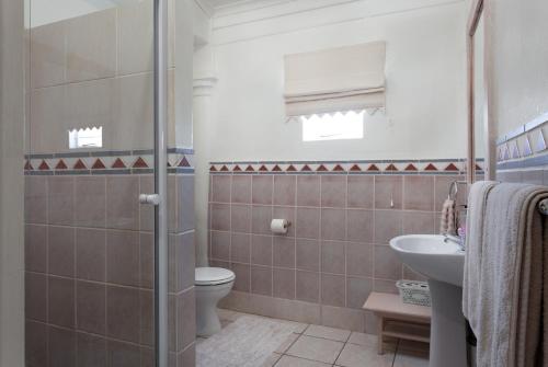Bilik mandi di La La DaThel Guesthouse