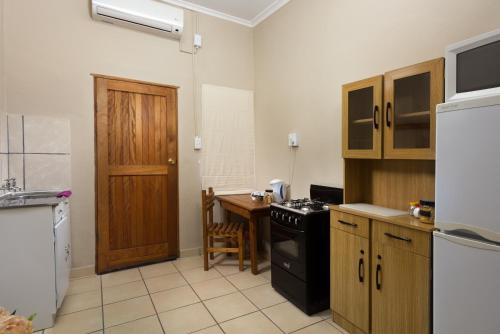 Dapur atau dapur kecil di La La DaThel Guesthouse