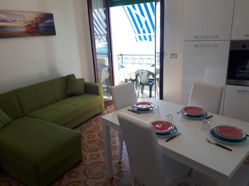 Η κουζίνα ή μικρή κουζίνα στο Appartamenti Enrica with amazing view
