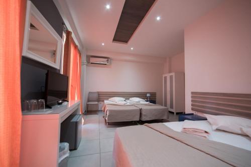 Tempat tidur dalam kamar di Nafsika Hotel Athens Centre