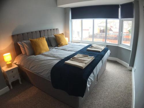 En eller flere senge i et værelse på Wyken House - 3 Bedroom House Coventry - Sleeps 5