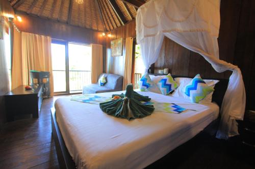 מיטה או מיטות בחדר ב-Villa Rinisha Rumah Senja Temukus Lovina