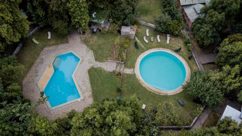 an overhead view of a swimming pool in a park at Cabañas Hosteria de Vilches in Vilches