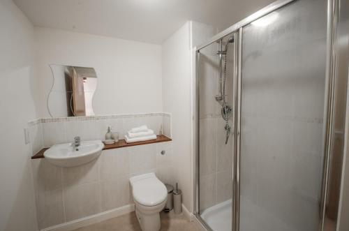 y baño con aseo, lavabo y ducha. en City Centre Orange Apartments - Portland Street, en Aberdeen