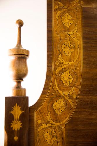 a wooden door with a goldtone design on it at NINHO SALOIO in Venda do Pinheiro