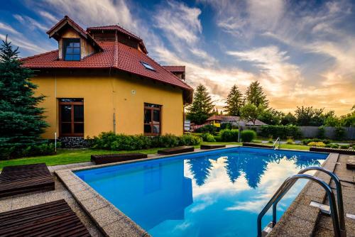 ein Haus mit Pool im Hof in der Unterkunft Rezort u Bobiho in Nový Tekov