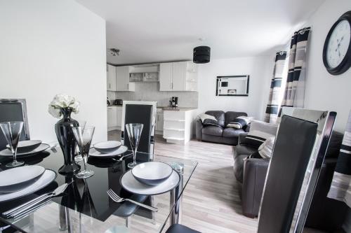 Un comedor y una sala de estar con mesa y sillas. en Orange Town House - Shaw Road, Only 6 Minutes to City Centre, en Aberdeen