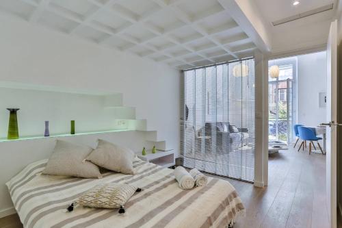 - une chambre avec un grand lit et une grande fenêtre dans l'établissement MY CASA - LIBERTÉ, à Nice