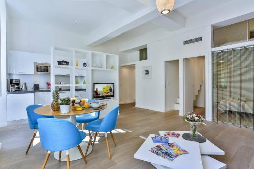 une cuisine et un salon avec une table et des chaises dans l'établissement LIBERTÉ - Spacious Apartment City Center w AC, à Nice