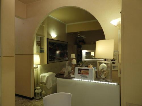 Un arco en una cocina con una barra con microondas en Albergo Glory en Borghetto Santo Spirito