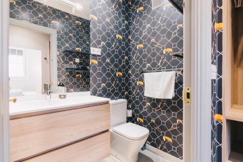 Koupelna v ubytování Gran Via Apartment by People Rentals