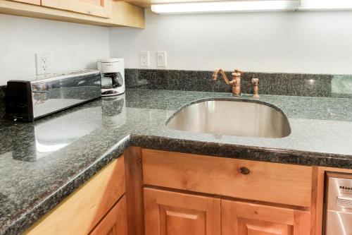 a kitchen counter with a sink and a microwave at Sun Valley Atelier Studio - Chic Rustique in Sun Valley