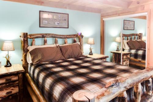 sypialnia z łóżkiem drewnianym i lustrem w obiekcie Sun Valley Atelier Studio - Chic Rustique w mieście Sun Valley