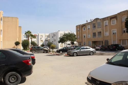 un groupe de voitures garées sur un parking dans l'établissement Apartment Tunis 2 Near airport, à Ariana