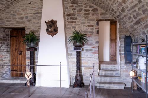 a building with two potted plants on the wall at Il Monte in Pietralunga
