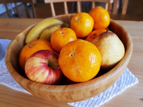 a wooden bowl of fruit on a table at Casa dos Caldeiras in Lajes do Pico