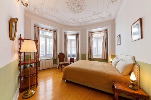 een slaapkamer met een bed in een kamer bij Contador Mor Rooms and Apartments in Lissabon