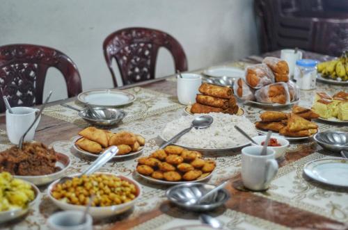 uma mesa coberta com pratos de comida e tigelas de comida em White Monkey Dias Rest em Haputale