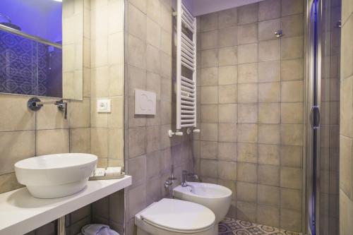 Bilik mandi di Trastevere Gallery Suites