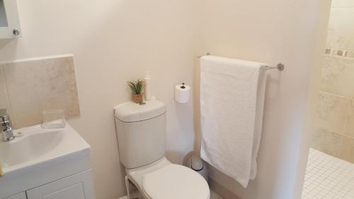 Baño blanco con aseo y lavamanos en Lent@Grootbrak en Groot Brak Rivier